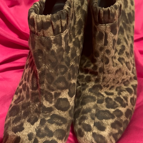 Sam & Libby Leopard 🐆 print 4” heel booties - Picture 3 of 5